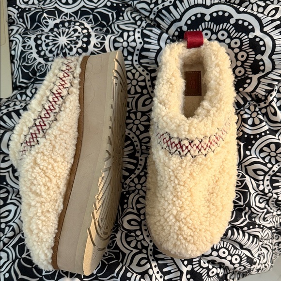 Cozy Cream Women’s UGG Slippers with Red Accents - Picture 2 of 5